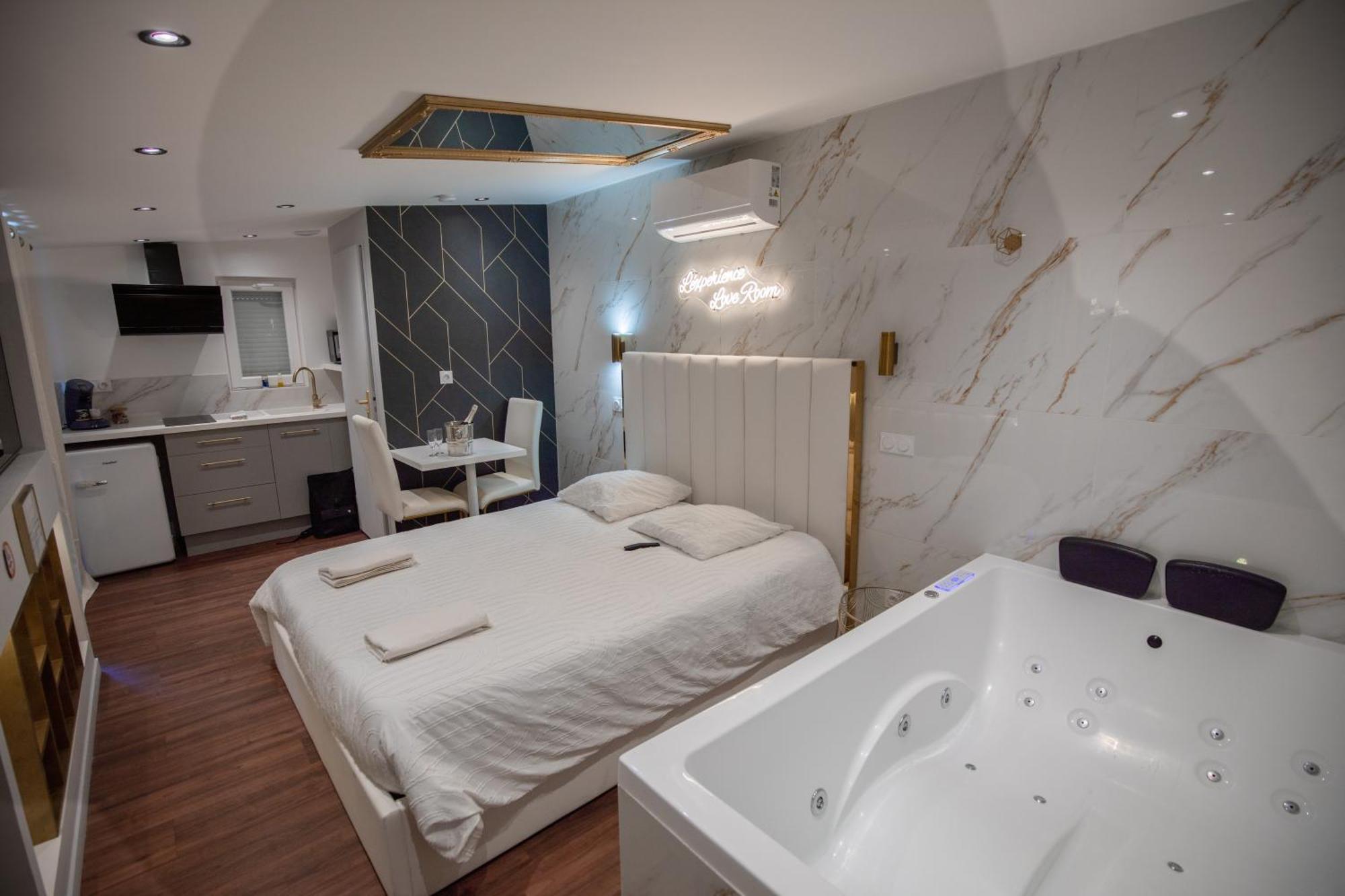 L'Experience Love Room Saint-Jean-Bonnefonds Bagian luar foto