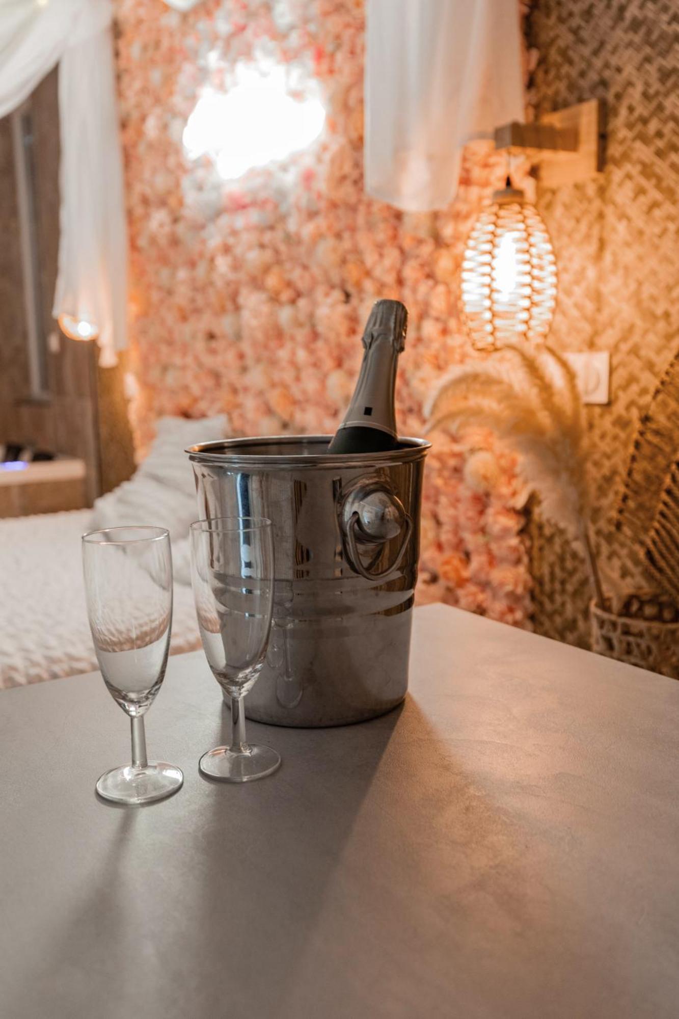 L'Experience Love Room Saint-Jean-Bonnefonds Bagian luar foto
